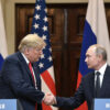 Rueda de prensa de la cumbre Estados Unidos-Rusia en Helsinki (2018). A la izquierda, Donald Trump, con traje azul, camisa blanca y corbata roja, estrecha la mano de Vladímir Putin, a la derecha, con traje negro, camisa blanca y corbata negra con lunares. En primer plano, dos atriles con el texto "Helsinki 2018". Al fondo, las banderas de Estados Unidos (rojo, blanco y azul) y Rusia (blanco, azul y rojo). Dilema estratégico de Moscú