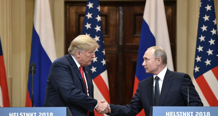 Rueda de prensa de la cumbre Estados Unidos-Rusia en Helsinki (2018). A la izquierda, Donald Trump, con traje azul, camisa blanca y corbata roja, estrecha la mano de Vladímir Putin, a la derecha, con traje negro, camisa blanca y corbata negra con lunares. En primer plano, dos atriles con el texto "Helsinki 2018". Al fondo, las banderas de Estados Unidos (rojo, blanco y azul) y Rusia (blanco, azul y rojo). Dilema estratégico de Moscú