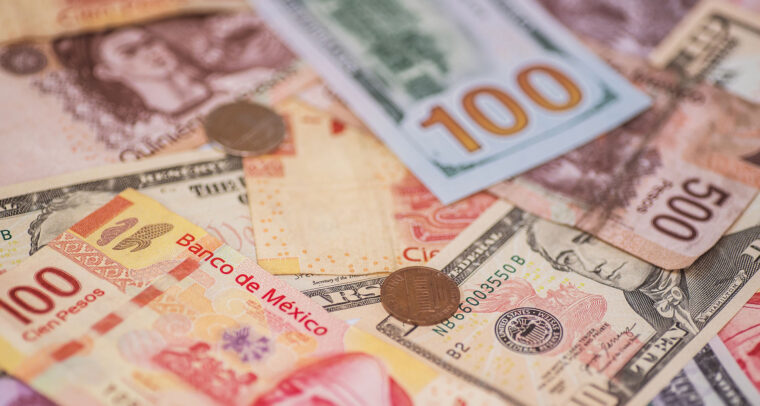 Composición de billetes y monedas de distintas denominaciones de pesos mexicanos y dólares estadounidenses dispuestos de manera aleatoria. Se aprecian detalles de un billete de 500 pesos mexicanos, monedas de un peso y billetes estadounidenses con denominaciones de 10 y 100 dólares. Sheinbaum y Trump