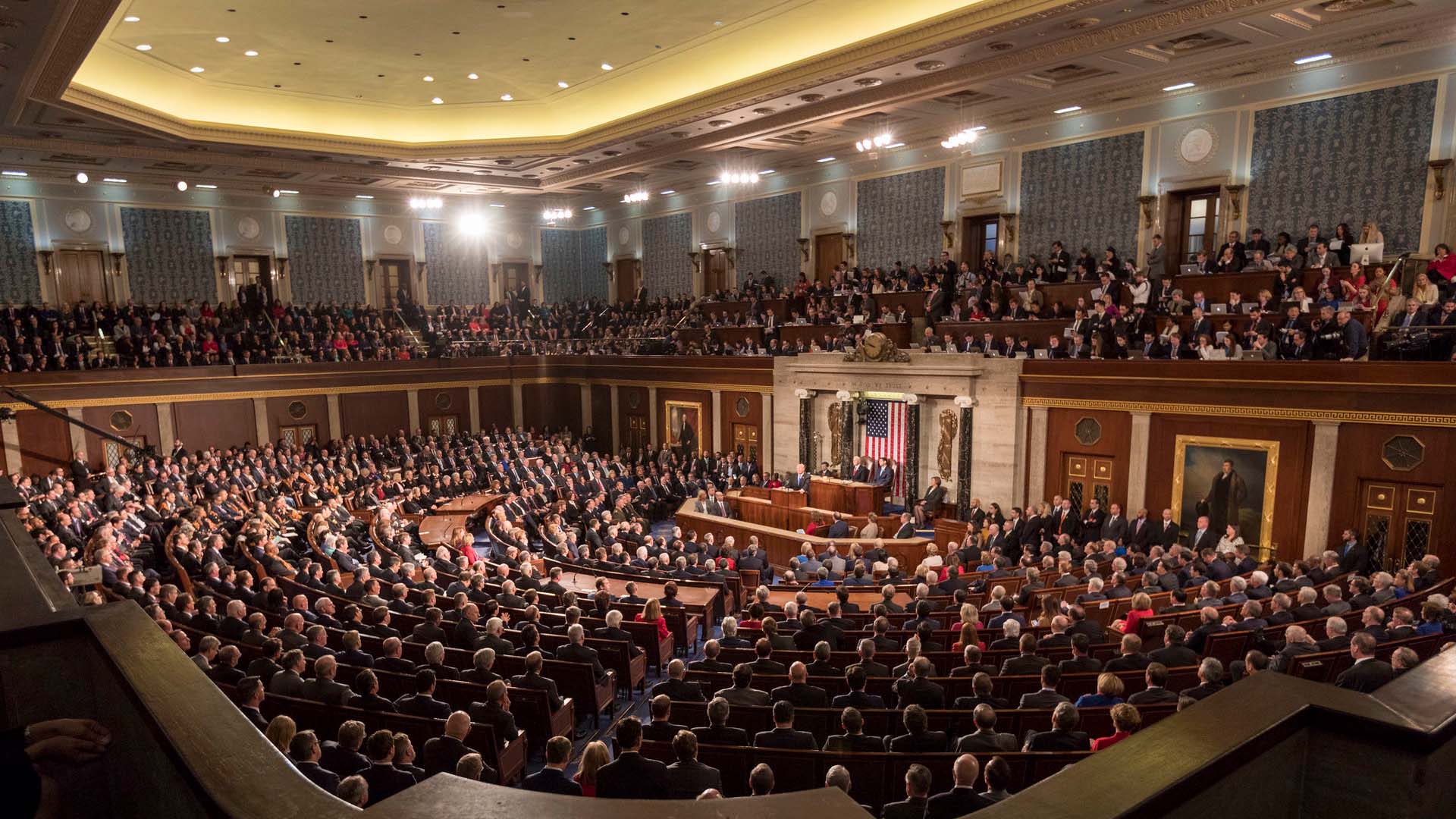 Vista del pleno del Congreso de los Estados Unidos durante el discurso del Estado de la Unión 2018, con el presidente en el estrado frente a los legisladores. Donald Trump