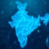 Mapa digital de la India iluminado en tonos azules, con un diseño futurista que simula una interfaz tecnológica y patrones de datos en el fondo. India