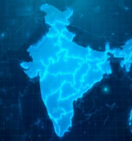 Mapa digital de la India iluminado en tonos azules, con un diseño futurista que simula una interfaz tecnológica y patrones de datos en el fondo. India