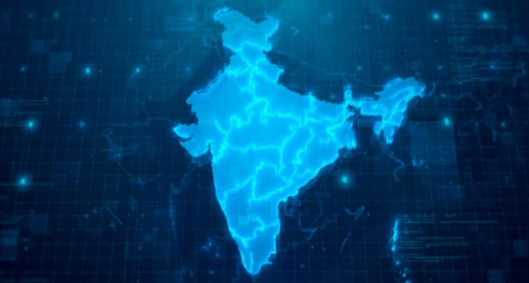 Mapa digital de la India iluminado en tonos azules, con un diseño futurista que simula una interfaz tecnológica y patrones de datos en el fondo. India