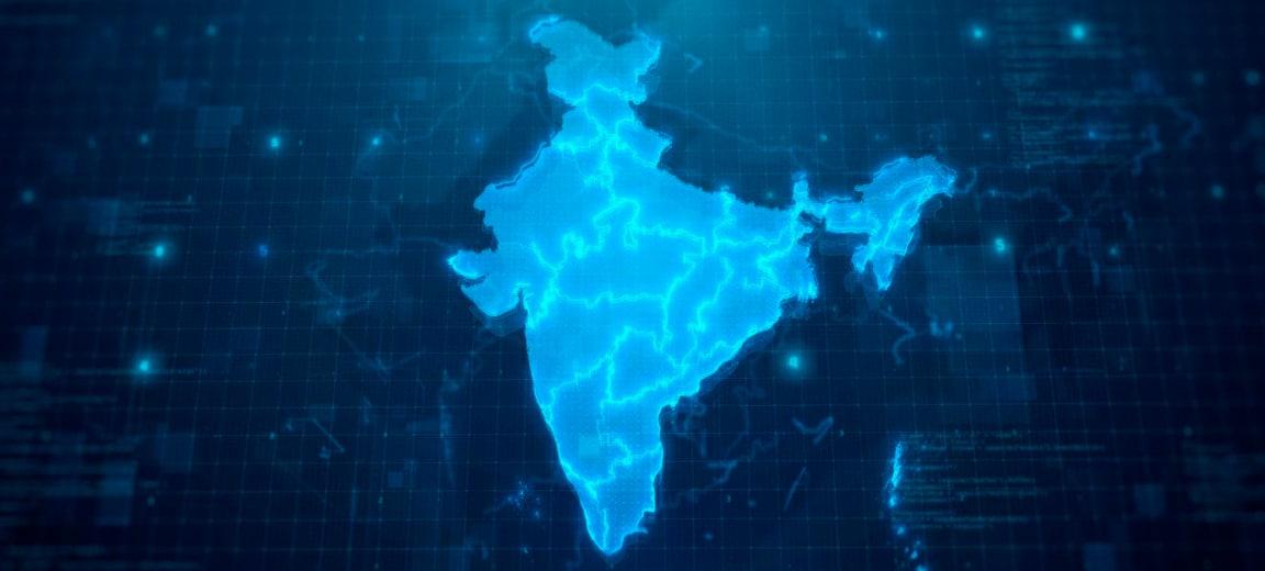 Mapa digital de la India iluminado en tonos azules, con un diseño futurista que simula una interfaz tecnológica y patrones de datos en el fondo. India