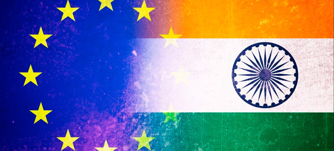 Superposición de la bandera azul con estrellas amarillas de la Unión Europea y la bandera tricolor de la India, con franjas naranja, blanca con el símbolo azul del Ashoka Chakra, y verde. India