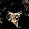 Vista nocturna del continente asiático desde el espacio, destacando las luces urbanas de la India y otras regiones circundantes. Las concentraciones de luz reflejan áreas densamente pobladas y desarrolladas. India