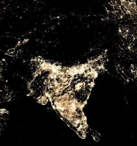 Vista nocturna del continente asiático desde el espacio, destacando las luces urbanas de la India y otras regiones circundantes. Las concentraciones de luz reflejan áreas densamente pobladas y desarrolladas. India