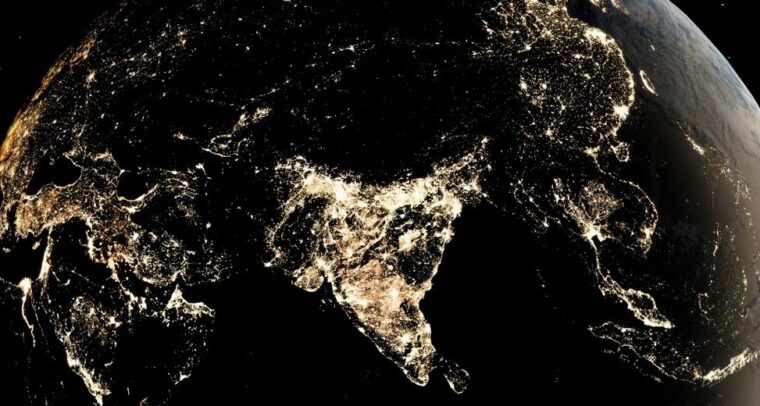 Vista nocturna del continente asiático desde el espacio, destacando las luces urbanas de la India y otras regiones circundantes. Las concentraciones de luz reflejan áreas densamente pobladas y desarrolladas. India