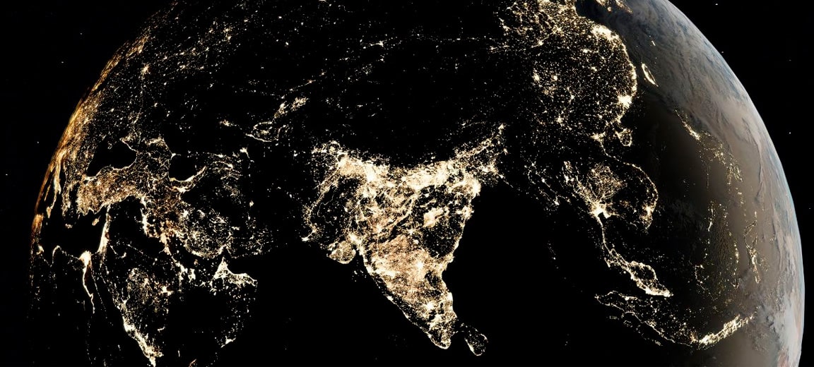 Vista nocturna del continente asiático desde el espacio, destacando las luces urbanas de la India y otras regiones circundantes. Las concentraciones de luz reflejan áreas densamente pobladas y desarrolladas. India