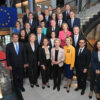 Foto de familia de los miembros de la nueva Comisión Europea 2024-2029 tomada en las escaleras del hall de entrada del Parlamento Europeo en Estrasburgo. Foto: Dati Bendo - EC Audiovisual Services / ©European Union, 2024