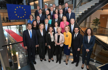 Foto de familia de los miembros de la nueva Comisión Europea 2024-2029 tomada en las escaleras del hall de entrada del Parlamento Europeo en Estrasburgo. Foto: Dati Bendo - EC Audiovisual Services / ©European Union, 2024