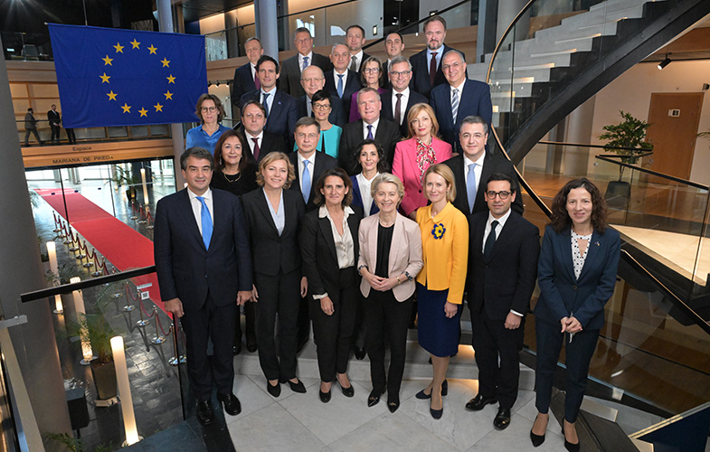 Foto de familia de los miembros de la nueva Comisión Europea 2024-2029 tomada en las escaleras del hall de entrada del Parlamento Europeo en Estrasburgo. Foto: Dati Bendo - EC Audiovisual Services / ©European Union, 2024