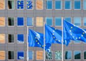 Tres banderas de la Union Europea (UE) ondean al viento a toda asta frente a las ventanas del edificio Berlaymont, sede de la Comisión Europea (el ejecutivo de la UE) en Bruselas, Bélgica