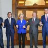 De izquierda a derecha: Javier Milei, Luis Alberto Lacalle Pou, Ursula von der Leyen, Luiz Inácio Lula da Silva, and Santiago Peña en Montevideo (Uruguay), tras alcanzar un acuerdo en las negociaciones para el Acuerdo UE-Mercosur en 2024. Al fondo, se aprecian las banderas de la Unión Europea y Mercosur. Acuerdo UE-Mercosur