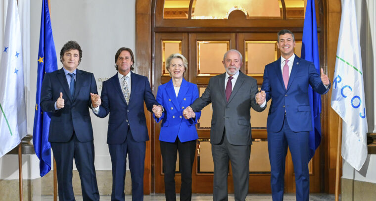 From left to right: Javier Milei, Luis Alberto Lacalle Pou, Ursula von der Leyen, Luiz Inácio Lula da Silva, and Santiago Peña in Montevideo (Uruguay), following an agreement reached during the 2024 EU-Mercosur negotiations. In the background, the flags of the European Union and Mercosur can be seen. EU-MERCOSUR Agreement