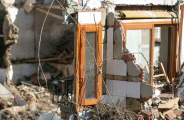 Partially collapsed building in Letur (Albacete) with shattered walls, exposed bricks, broken windows, and debris scattered around, showing damage caused by the ‘DANA’ storm. water