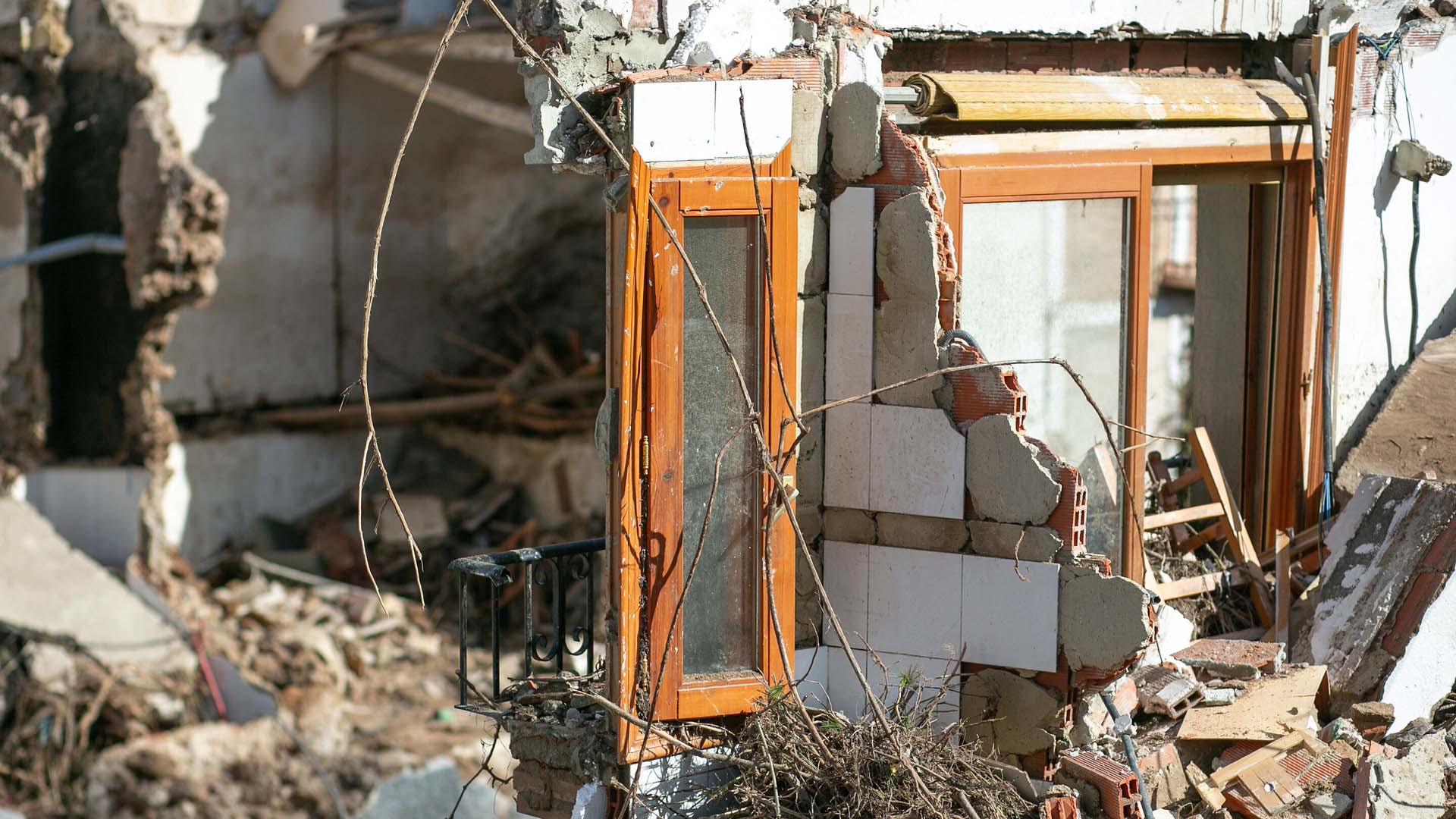 Partially collapsed building in Letur (Albacete) with shattered walls, exposed bricks, broken windows, and debris scattered around, showing damage caused by the ‘DANA’ storm. water