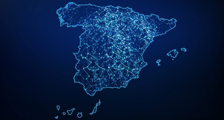 Mapa de España digitalizado con una red de conexiones iluminadas en azul claro, con un fondo en un gradiente de color entre azul marino y negro. España