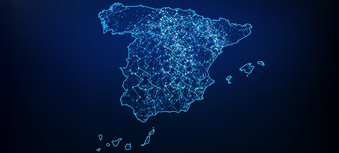 Mapa de España digitalizado con una red de conexiones iluminadas en azul claro, con un fondo en un gradiente de color entre azul marino y negro. España