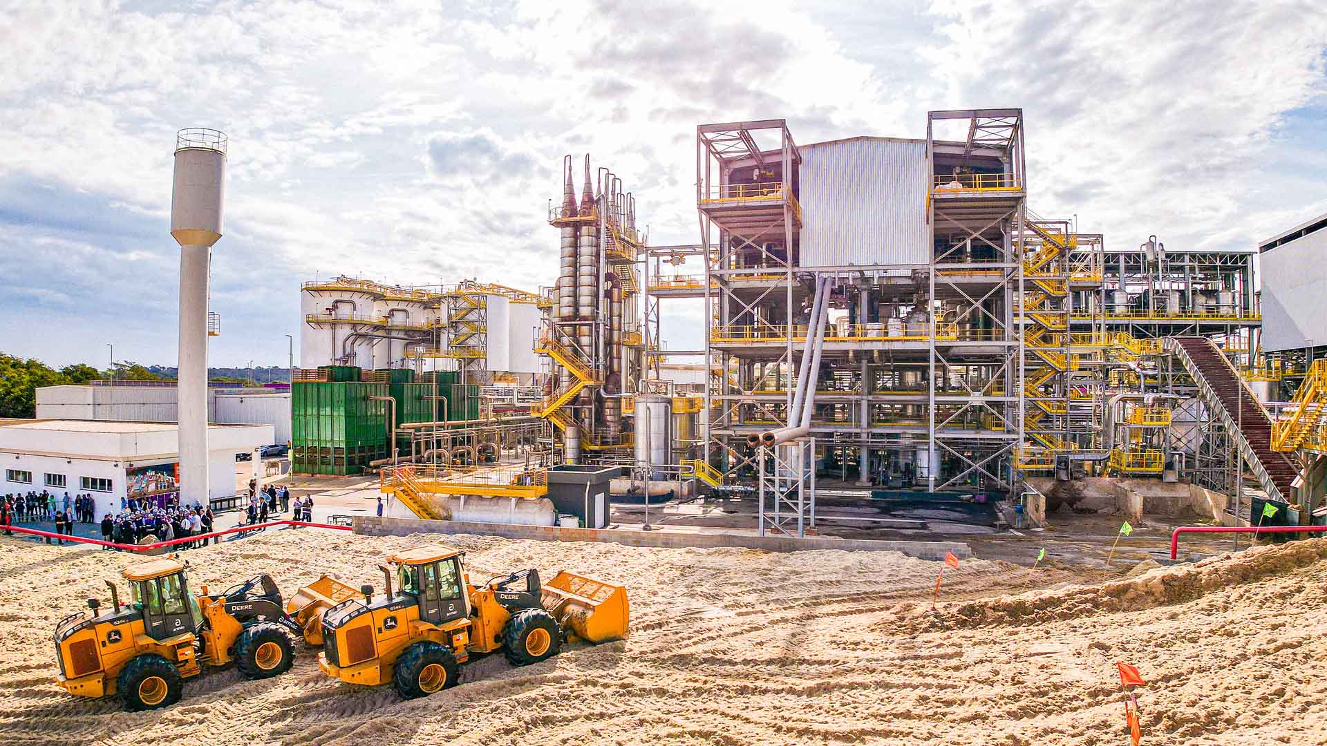 Planta de producción de etanol de segunda generación en el Parque de Bioenergía Bonfim, Guariba, São Paulo, con maquinaria pesada en el frente. acuerdo Mercosur-UE