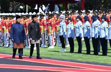 Prabowo Subianto, presidente de Indonesia, y Joko Widodo, expresidente, durante la ceremonia de despedida en el Palacio Merdeka, rodeados de la guardia de honor. Subianto