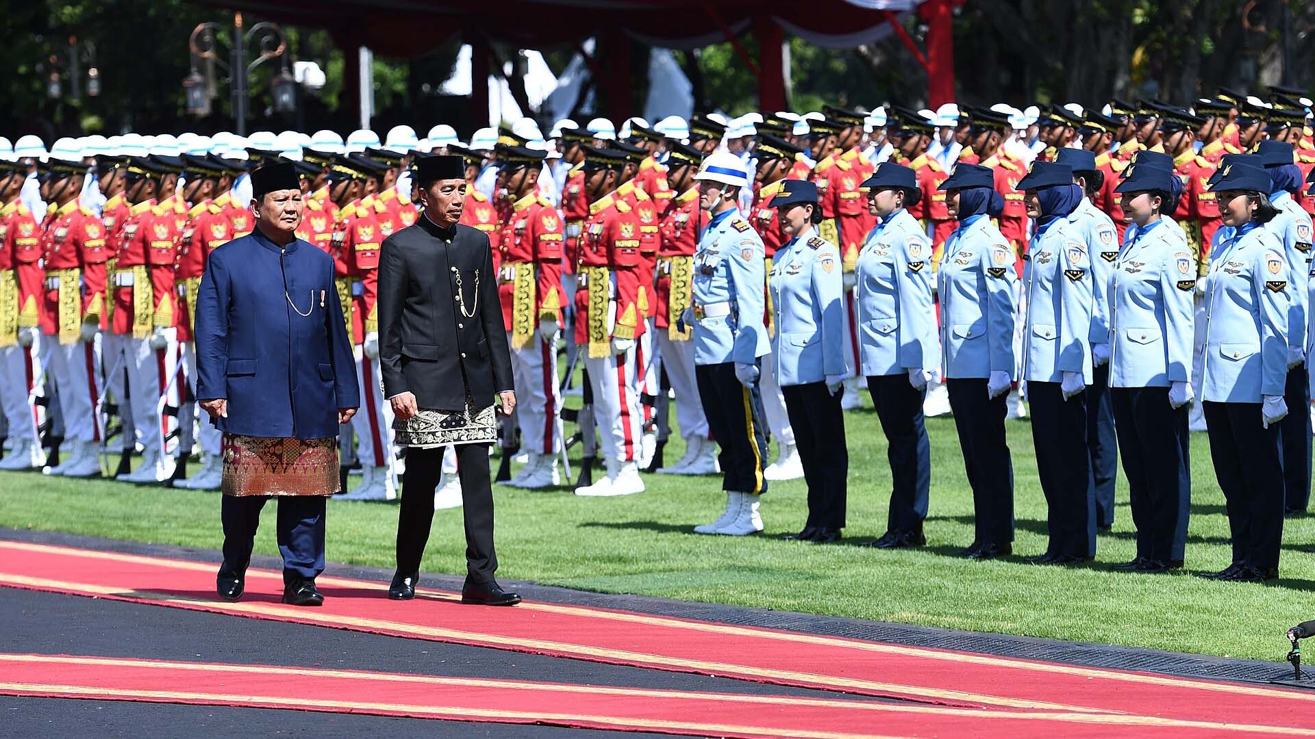 Prabowo Subianto, presidente de Indonesia, y Joko Widodo, expresidente, durante la ceremonia de despedida en el Palacio Merdeka, rodeados de la guardia de honor. Subianto