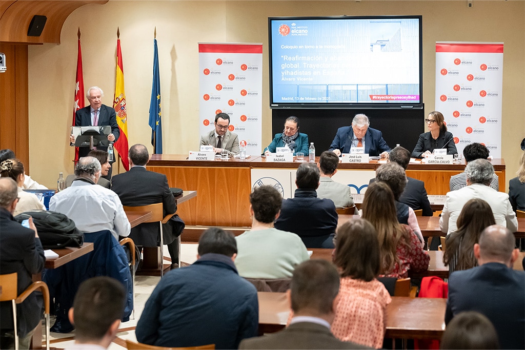 Charles Powell, Álvaro Vicente, Isabel Bazaga, 
José Luis Castro y Carola García-Calvo en el coloquio sobre la monografía “Reafirmación y abandono de la yihad global. Trayectorias personales de presos yihadistas en España’’, ©Real Instituto Elcano