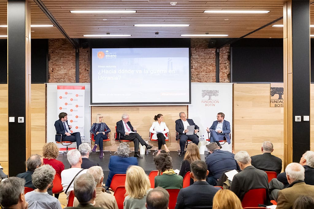 Luis Simón, Mira Milosevich-Juaristi, Charles Powell, Carlota García Encina, Félix Arteaga y Miguel Otero Iglesias en la mesa redonda ‘‘¿Hacia dónde va la guerra en Ucrania?’’. Foto: © Real Instituto Elcano.