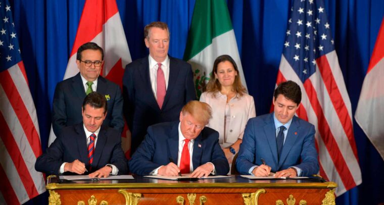 De izquierda a derecha, sentados y firmando el tratado de libre comercio entre EEUU, Canadá y México (USMCA) en la cumbre del G20 en Argentina en el año 2018: Enrique Peña Nieto, presidente de México, con un traje negro, camisa blanca y corbata a rayas rojas y azules; Donald Trump, presidente de EEUU, con un traje azul oscuro, camisa blanca y corbata roja; y Justin Trudeau, primer ministro de Canadá, con un traje, camisa y corbata en distintas tonalidades de azul. Al fondo, las banderas de Estados Unidos, Canadá y México, así como tres personas que acompañan la firma (dos hombres y una mujer de pie), con un fondo azul.