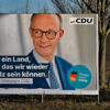 Vallas con propaganda de las recientes elecciones en Alemania en una calle de Frankfurt (Alemania). Al centro, el cartel del partido CDU con la imagen de Friedrich Merz y un texto en alemán que dice “Por un país del que podamos volver a sentirnos orgullosos. Ambos votos para CDU”. Foto: conceptphoto.info (CC BY 2.0)