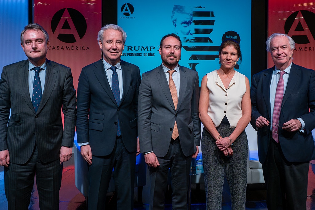 León de la Torre Krais, José M. de Areilza, Carlota García Encina, Charles Powell y Federico Steinberg en la mesa redonda “Trump 2.0: Los primeros 100 días’’, © Casa de América