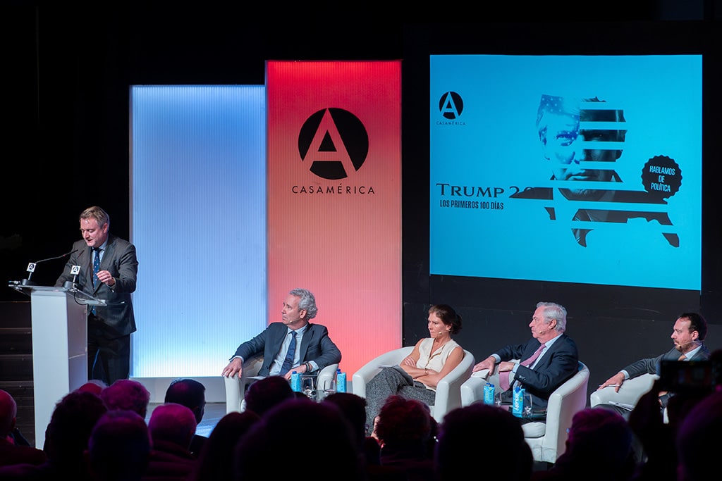 León de la Torre Krais, José M. de Areilza, Carlota García Encina, Charles Powell y Federico Steinberg en la mesa redonda “Trump 2.0: Los primeros 100 días’’, © Casa de América