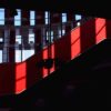 Juego de luces y sombras en los ventanales de la cúpula y una escalera roja de la estación de trenes de Cercanías de Atocha, Madrid (España), lugar de los atentados del 11-M en 2004