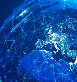 Mapa mundial con líneas de interconexión en tonos de azul, destacando Europa con un efecto de luz y una red de conexiones digitales.