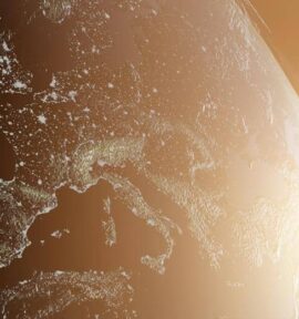 Vista de la Tierra desde el espacio, con el Sol iluminando Europa y el Mediterráneo sobre un fondo estrellado. BENELUX