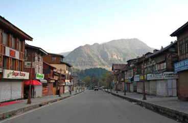 Vista general del mercado cerrado en Pahalgam (Anantnag, India) el 23 de abril de 2025, con las tiendas cerradas y calles desiertas. Al fondo se alzan las montañas del Himalaya bajo un cielo azul despejado. Cachemira