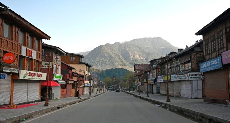 Vista general del mercado cerrado en Pahalgam (Anantnag, India) el 23 de abril de 2025, con las tiendas cerradas y calles desiertas. Al fondo se alzan las montañas del Himalaya bajo un cielo azul despejado. Cachemira