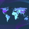 Composición con el mapa mundi del ranking de presencia global con los resultados de la edición 2025, y una ilustración vectorial científica con flujos de onda y redes de nodos, en colores degradados del violeta al cian.