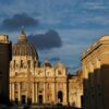 Fachada de la Basílica de San Pedro iluminada por la luz dorada del atardecer en la Ciudad del Vaticano. Cónclave