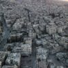 Vista aérea de la ciudad de Idlib, al noroeste de Siria, densamente edificada y parcialmente destruida. Siria