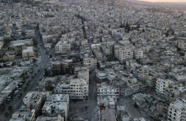 Vista aérea de la ciudad de Idlib, al noroeste de Siria, densamente edificada y parcialmente destruida. Siria