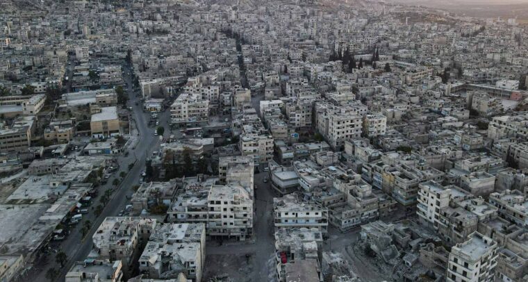 Vista aérea de la ciudad de Idlib, al noroeste de Siria, densamente edificada y parcialmente destruida. Siria