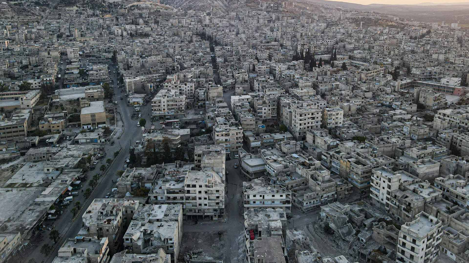 Vista aérea de la ciudad de Idlib, al noroeste de Siria, densamente edificada y parcialmente destruida. Siria