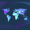 Composición con el mapa mundi del ranking de presencia global con los resultados de la edición 2025, y una ilustración vectorial científica con flujos de onda y redes de nodos, en colores degradados del violeta al cian.