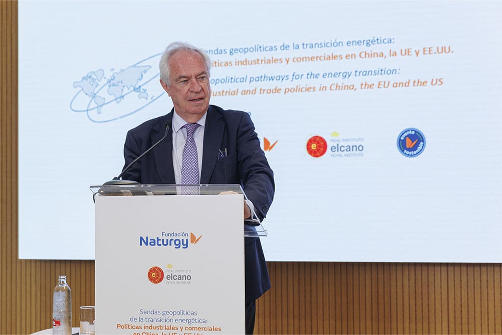 Charles Powell en la jornada “Sendas geopolíticas de la transición energética: Políticas industriales y comerciales en China, la UE y EEUU”. Fotos: © Fundación Naturgy.