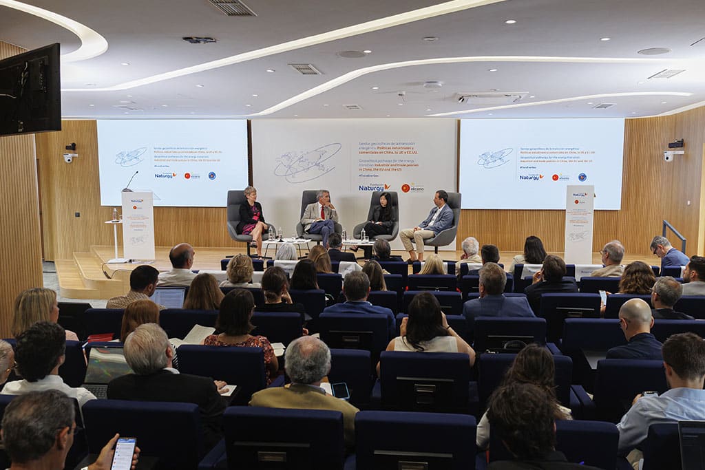 Jornada “Sendas geopolíticas de la transición energética: Políticas industriales y comerciales en China, la UE y EEUU”. Fotos: © Fundación Naturgy.