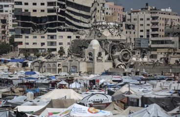Palestinos desplazados hacinados en tiendas improvisadas levantadas a lo largo de la costa en el puerto de Gaza, donde soportan duras condiciones en tiendas improvisadas levantadas a lo largo de la costa (24/05/2025). Tras la distribución aérea de panfletos por parte del ejército israelí advirtiendo de ataques inminentes, especialmente en el norte de Gaza y otras zonas, los palestinos desplazados han buscado refugio en el puerto. Foto: Ali Jadallah/Anadolu vía Getty Images.