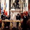 Firma del Tratado de Adhesión de España. En la mesa de la firma Felipe González Márquez (presidente del Gobierno) y Fernando Morán López (ministro de Asuntos Exteriores). De pie, por la izquierda, Gabriel Ferrán de Alfaro (representante permanente de España ante la CE) y Manuel Marín (secretario de Estado encargado de las Relaciones con las Comunidades Europeas).