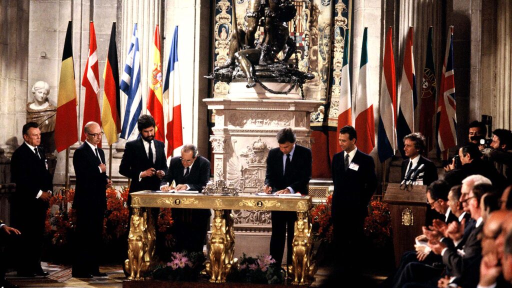 Firma del Tratado de Adhesión de España. En la mesa de la firma Felipe González Márquez (presidente del Gobierno) y Fernando Morán López (ministro de Asuntos Exteriores). De pie, por la izquierda, Gabriel Ferrán de Alfaro (representante permanente de España ante la CE) y Manuel Marín (secretario de Estado encargado de las Relaciones con las Comunidades Europeas).