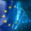 Bandera de la Unión Europea en representación vectorial 3D, compuesta por polígonos triangulares y redes digitales sobre fondo azul. Derecho digital